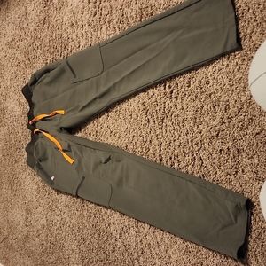 Pair of dark moss Figs